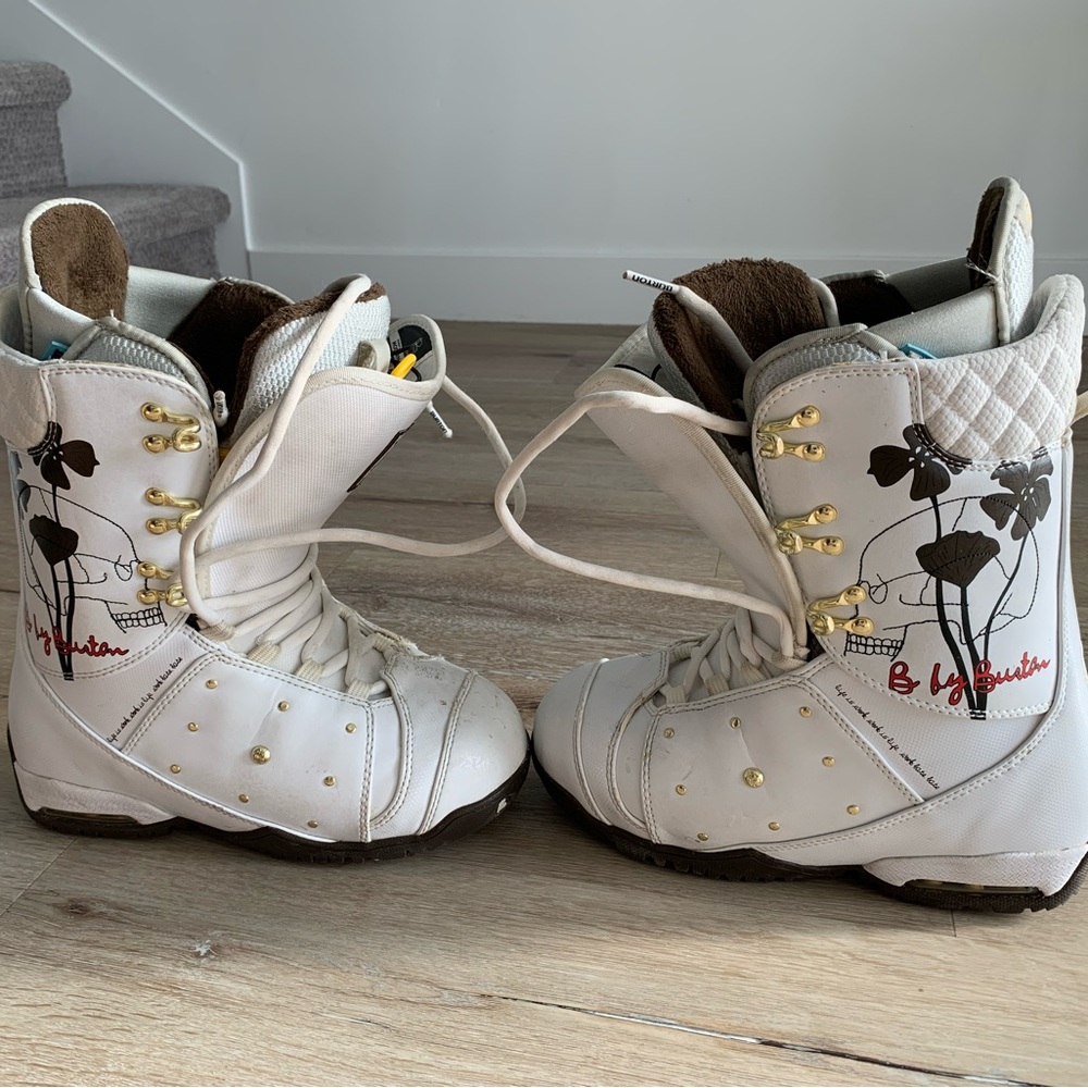 B by Burton Women’s Snowboarding Boots